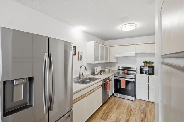 7610 157th Street W B, Apple Valley, MN 55124