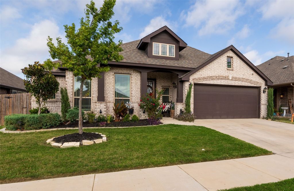 1020 Longbow Drive, Godley, TX 76044 — exterior