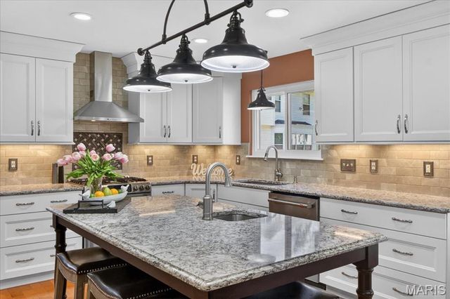 5754 Wickershire Lane, Oakville, MO 63129