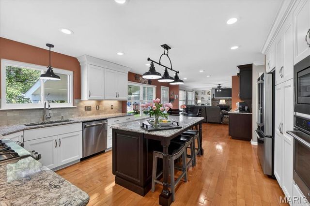 5754 Wickershire Lane, Oakville, MO 63129
