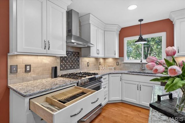 5754 Wickershire Lane, Oakville, MO 63129