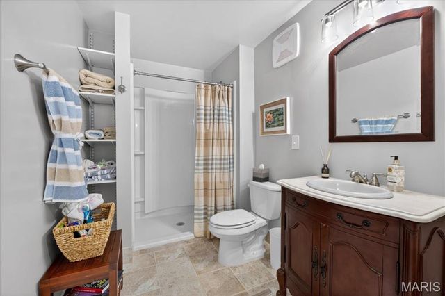 5754 Wickershire Lane, Oakville, MO 63129