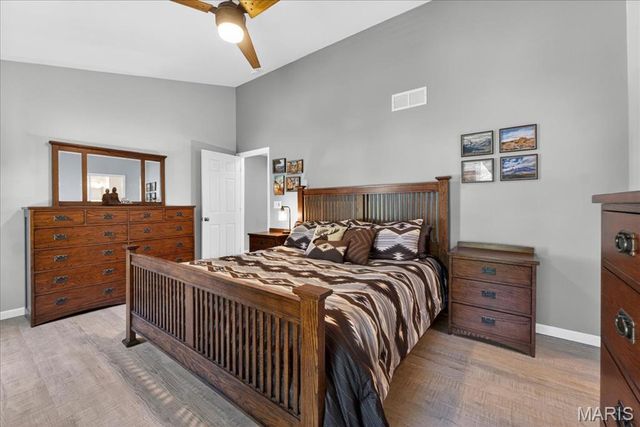 5754 Wickershire Lane, Oakville, MO 63129