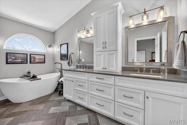 5754 Wickershire Lane, Oakville, MO 63129