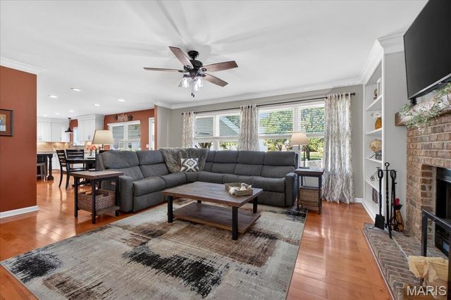 5754 Wickershire Lane, Oakville, MO 63129