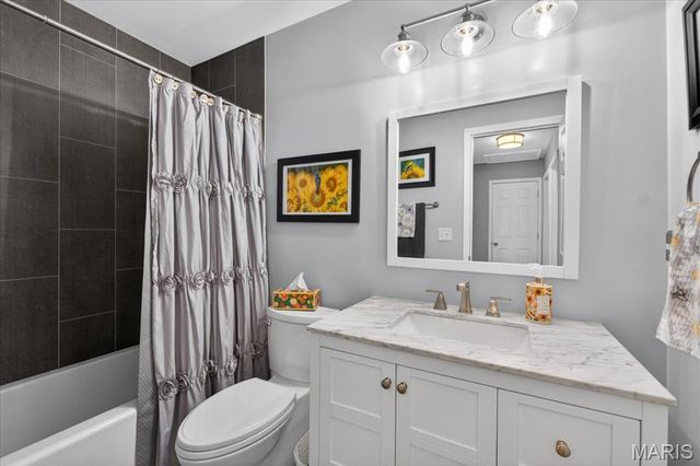 5754 Wickershire Lane, Oakville, MO 63129