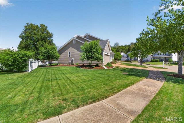 5754 Wickershire Lane, Oakville, MO 63129