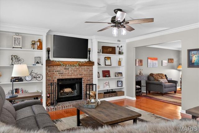 5754 Wickershire Lane, Oakville, MO 63129