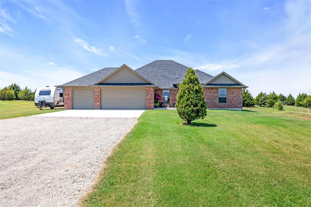 2401 Gallant Fox Terrace, Guthrie, OK 73044