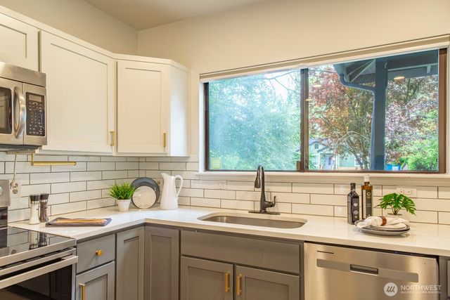 912 NE 115th Street, Seattle, WA 98125
