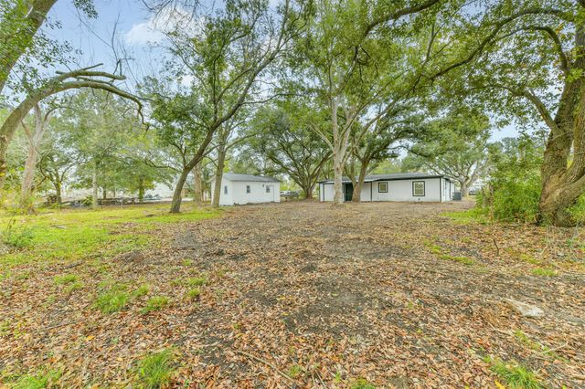2121 County Road 892, Alvin, TX 77511