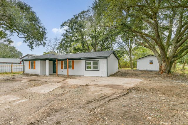 2121 County Road 892, Alvin, TX 77511