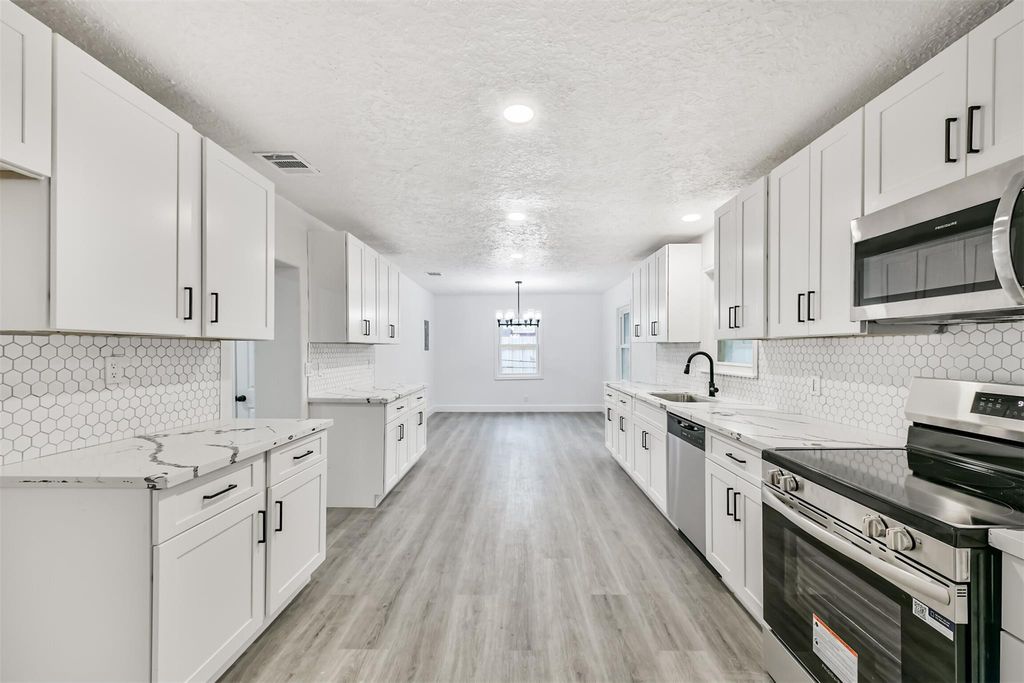 2121 County Road 892, Alvin, TX 77511