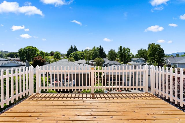 2768 Kerrisdale Ridge Drive, Medford, OR 97504