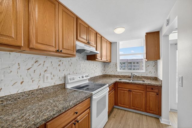 104 Paradise Harbour Boulevard 203, North Palm Beach, FL 33408