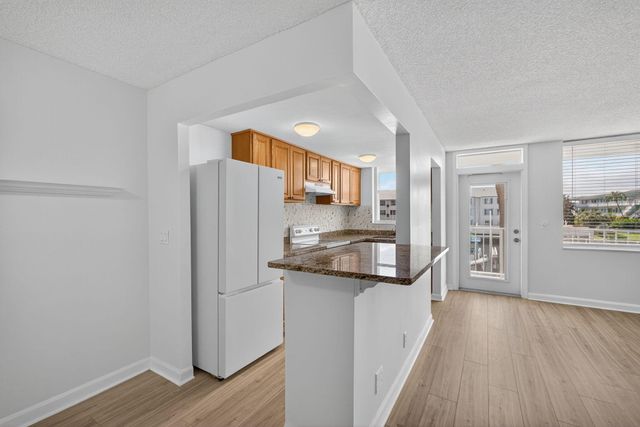 104 Paradise Harbour Boulevard 203, North Palm Beach, FL 33408