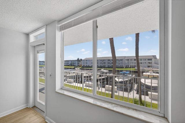 104 Paradise Harbour Boulevard 203, North Palm Beach, FL 33408