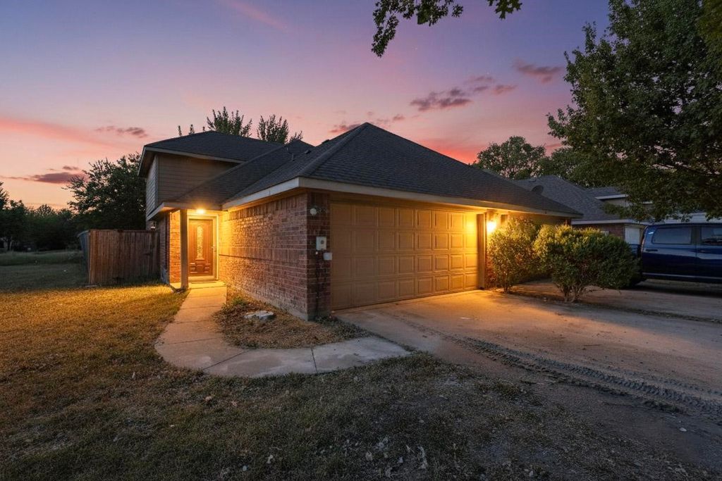 2760 Pike Drive A, Lancaster, TX 75134