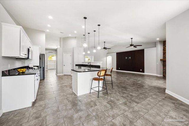 6677 Admiral St, Navarre, FL 32566