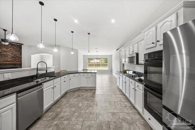 6677 Admiral St, Navarre, FL 32566