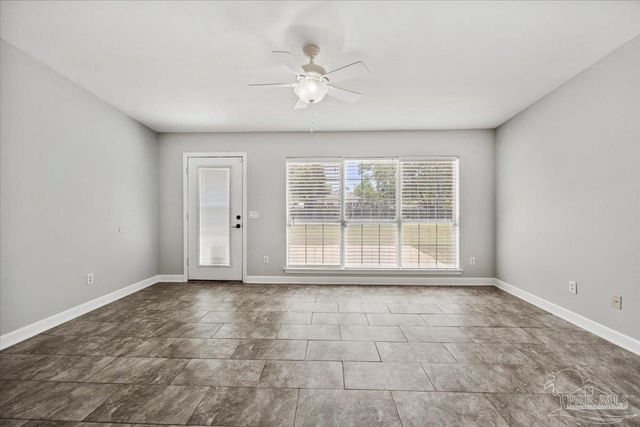 6677 Admiral St, Navarre, FL 32566