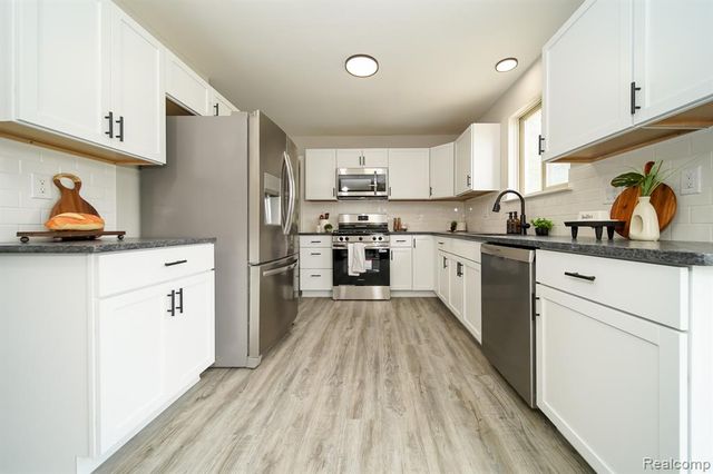 27271 Sparrow Court, New Baltimore, MI 48051