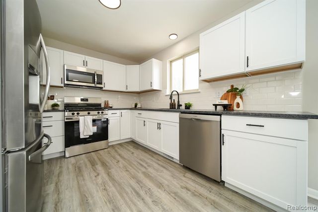 27271 Sparrow Court, New Baltimore, MI 48051