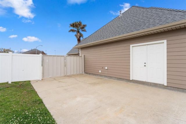 2402 Fox Hollow Street, Lake Charles, LA 70605