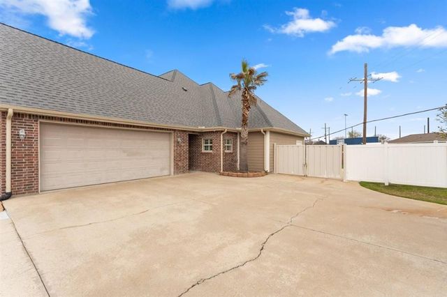 2402 Fox Hollow Street, Lake Charles, LA 70605