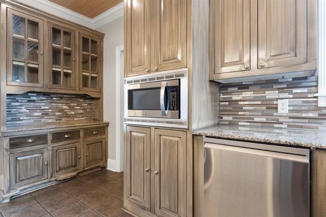 2402 Fox Hollow Street, Lake Charles, LA 70605