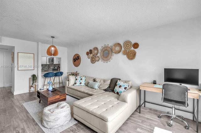 9431 Live Oak Pl 108, Davie, FL 33324