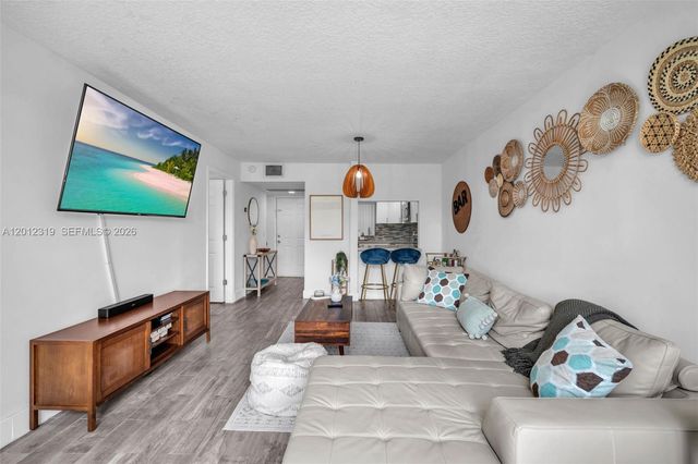 9431 Live Oak Pl 108, Davie, FL 33324