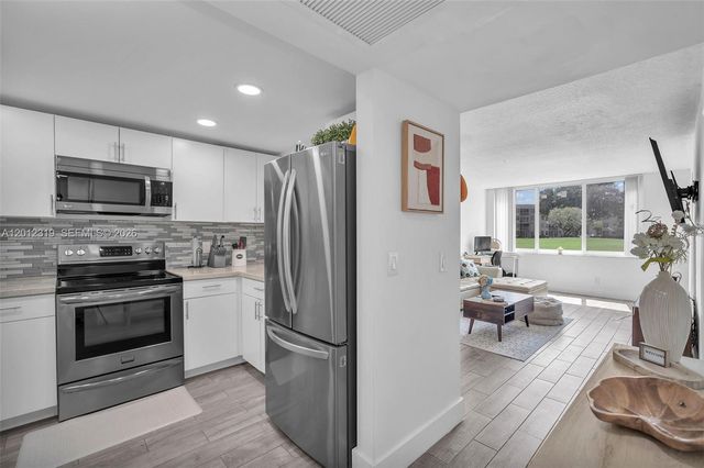 9431 Live Oak Pl 108, Davie, FL 33324