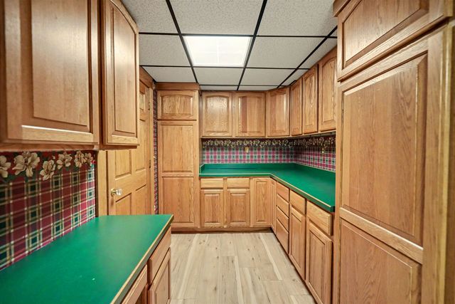 340 S 8th St, Salina, KS 67401