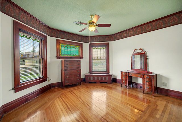 340 S 8th St, Salina, KS 67401