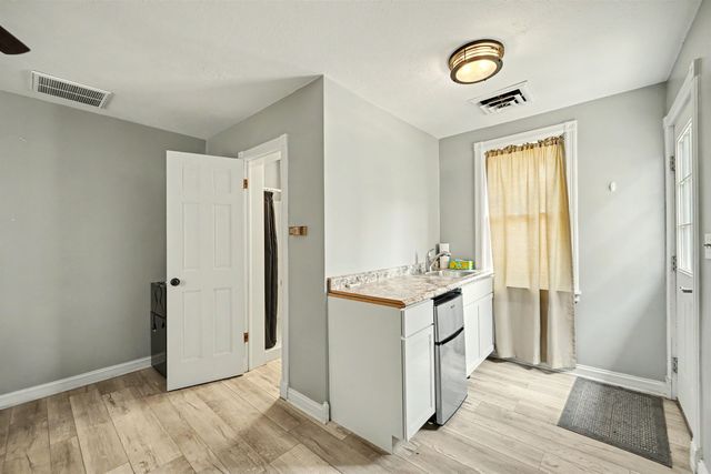 340 S 8th St, Salina, KS 67401