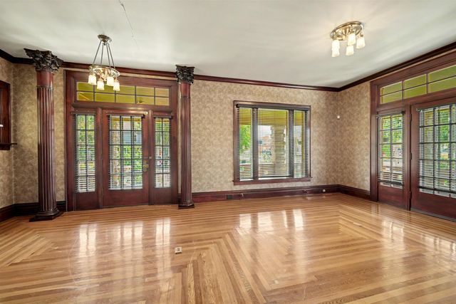 340 S 8th St, Salina, KS 67401