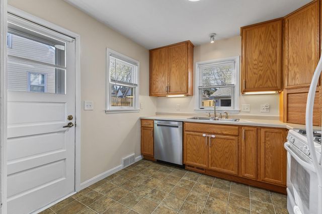 1988 Memory Lane, North Saint Paul, MN 55109