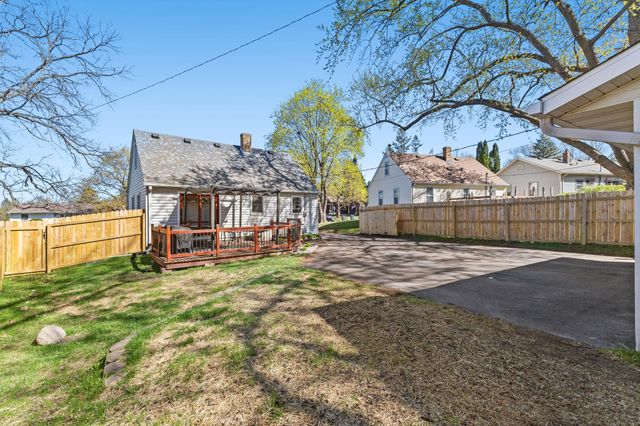 1988 Memory Lane, North Saint Paul, MN 55109