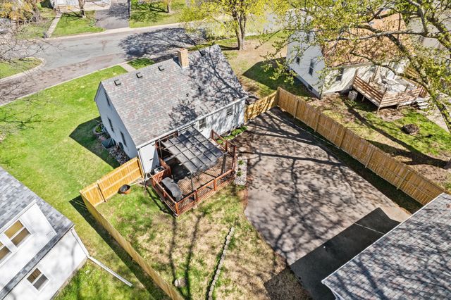 1988 Memory Lane, North Saint Paul, MN 55109