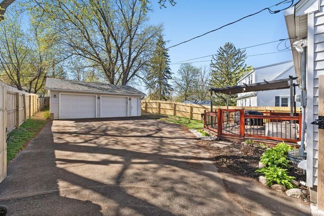 1988 Memory Lane, North Saint Paul, MN 55109