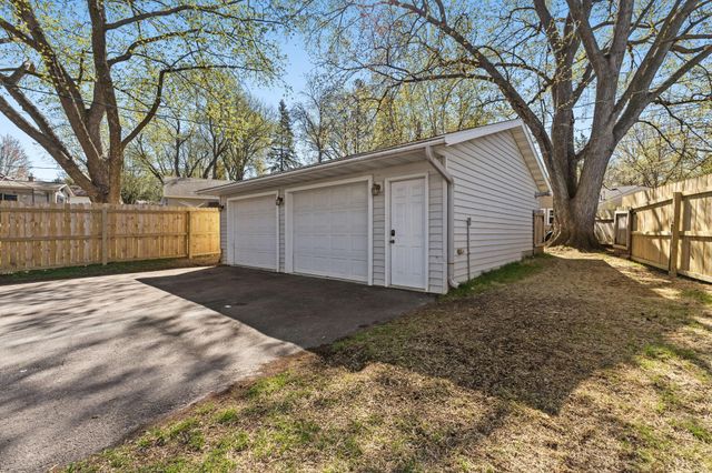 1988 Memory Lane, North Saint Paul, MN 55109