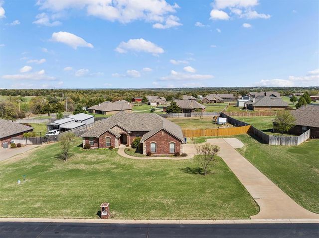 1560 Saddlecloth Trail, Guthrie, OK 73044