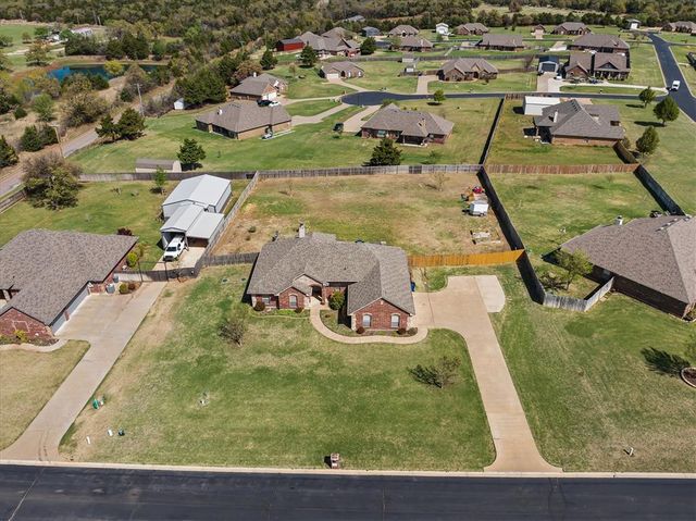 1560 Saddlecloth Trail, Guthrie, OK 73044