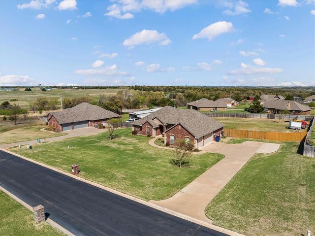 1560 Saddlecloth Trail, Guthrie, OK 73044