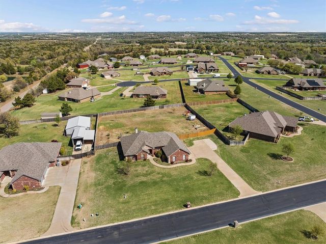 1560 Saddlecloth Trail, Guthrie, OK 73044