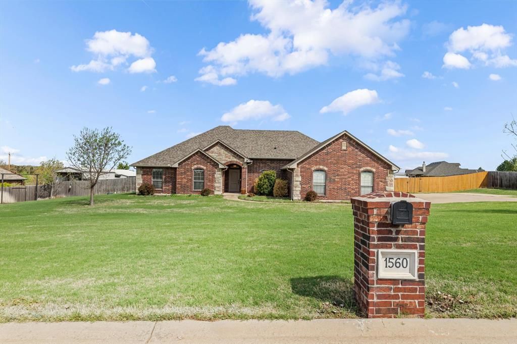 1560 Saddlecloth Trail, Guthrie, OK 73044