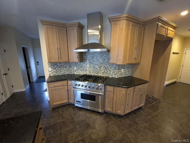 11 Ryan Court, Bohemia, NY 11716