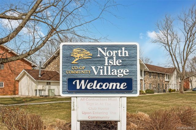 8 Cheyenne Court 8, Coram, NY 11727