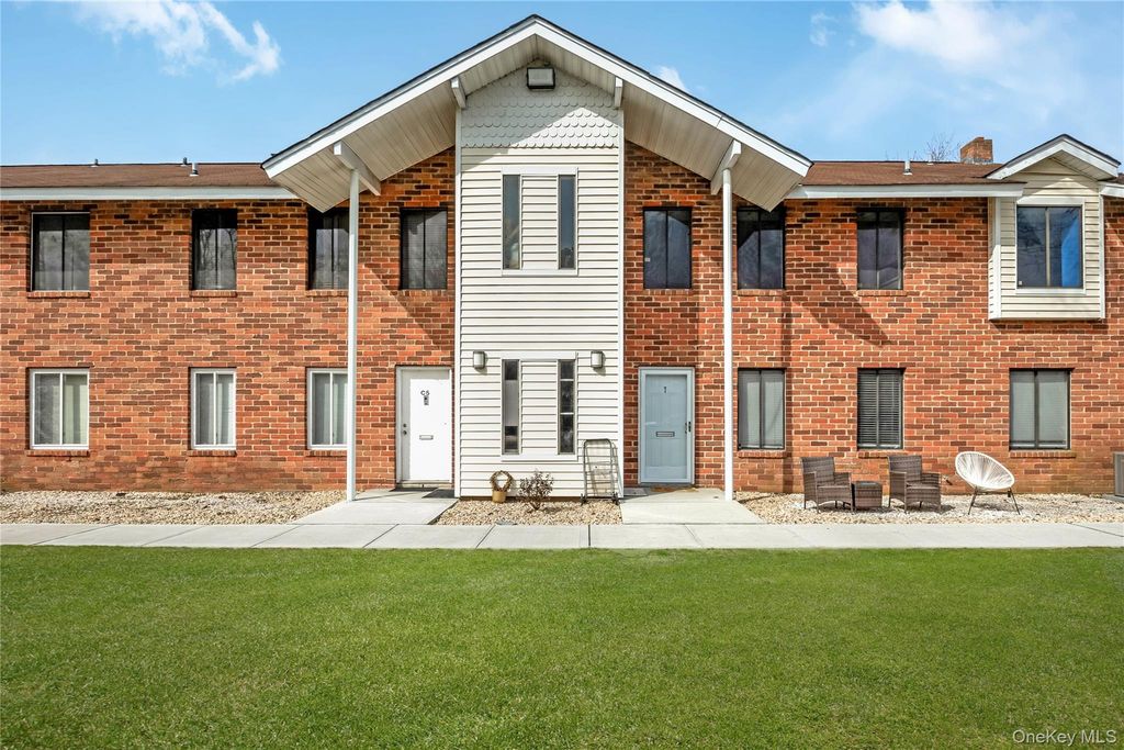 8 Cheyenne Court 8, Coram, NY 11727